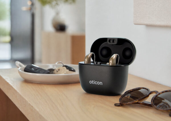 Oticon_Reveal_Still_Life_miniRITE_SmartCharger_Entrance_Hallway_third_party Oticon Reveal™ 1 MiniRITE R